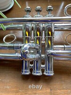 Getzen #907DLXS Eterna Deluxe Series Silver Clear Lacquer Pro Trumpet Outfit