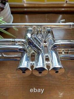 Getzen #907DLXS Eterna Deluxe Series Silver Clear Lacquer Pro Trumpet Outfit